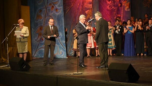 Президент РА принял участие в вечере, посвященном 75-летию Государственного театра музыкальной комедии имени А.Пароняна - Sputnik Армения