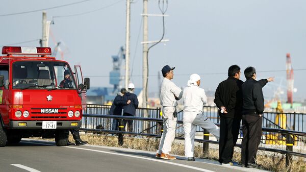 Пожарные и спасатели наблюдают за уровнем воды с моста в Сома после предупреждения о цунами в Японии - Sputnik Армения