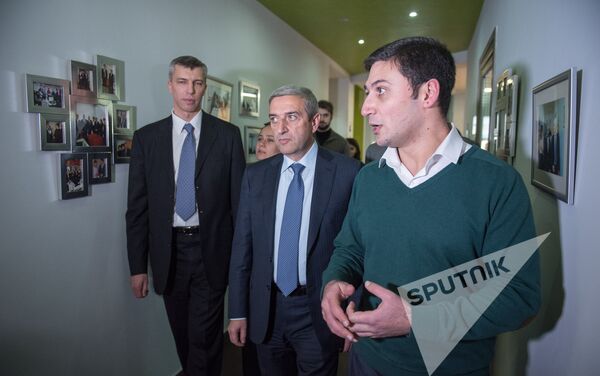 Ваан Мартиросян и Константин Назаров в инновационном центре «Майкрософт» в Армении - Sputnik Армения