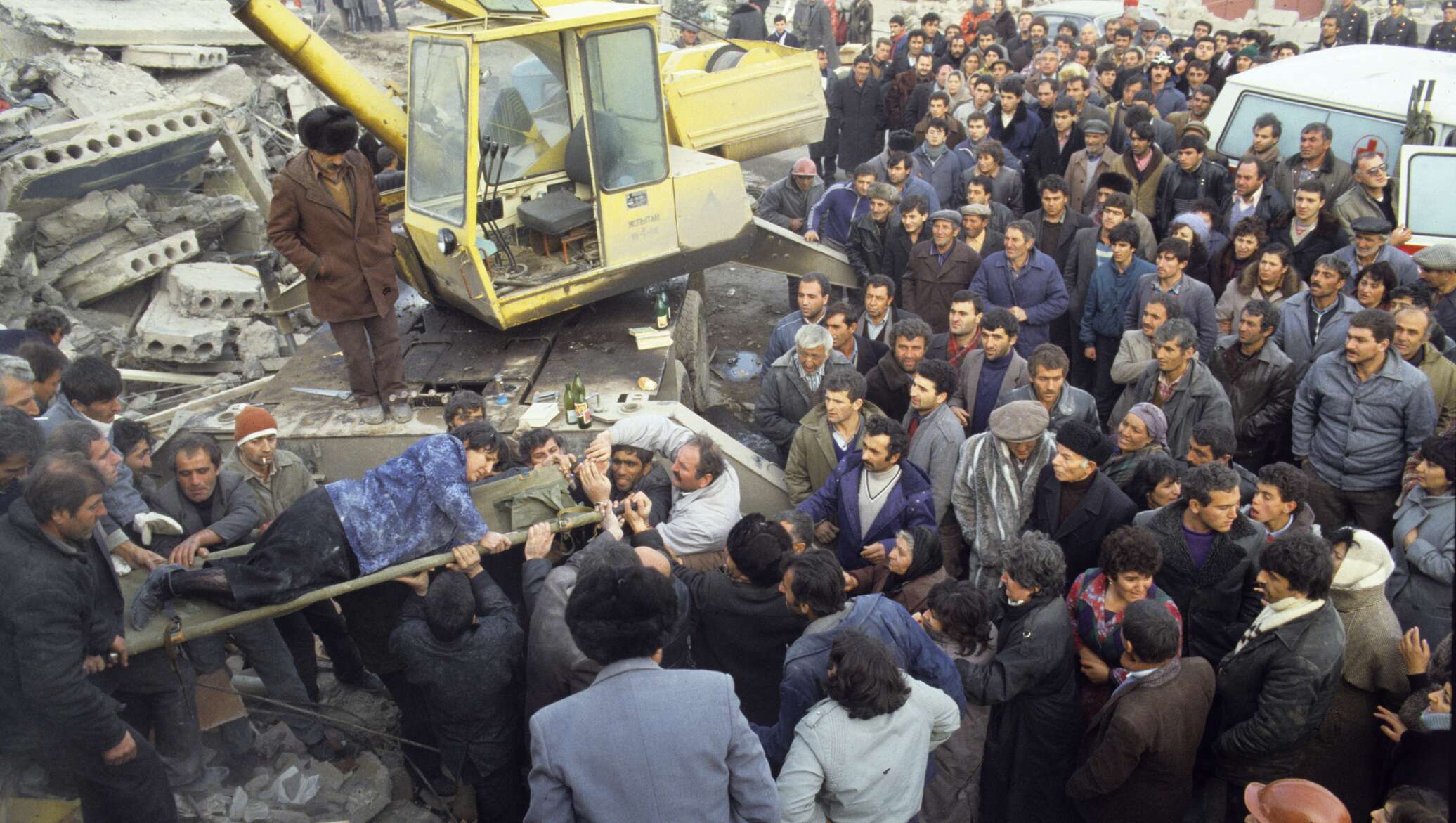 В каком году было сильное землетрясение. Армения Спитак землетрясение 1988 город. Землетрясение в Армении в 1988. Землетрясение 7 декабря 1988 Армения Ленинакан. 7 Декабря 1988 землетрясение в Армении.