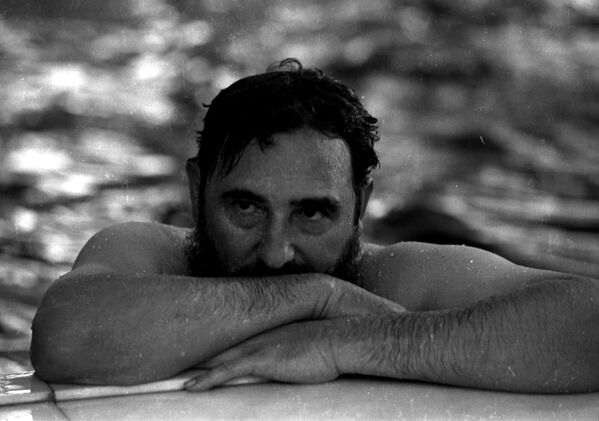 Ֆիդել Կաստրոն հանգստանում է լողավազանում 1972 թ.-ի մայիսին Ռումինիա կատարած այցի ժամանակ: - Sputnik Արմենիա