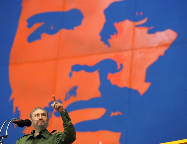 Ֆիդել Կաստրոն  ընդունում է լսարանի ծափահարությունները Հավանայում, 2005 թ.: - Sputnik Արմենիա