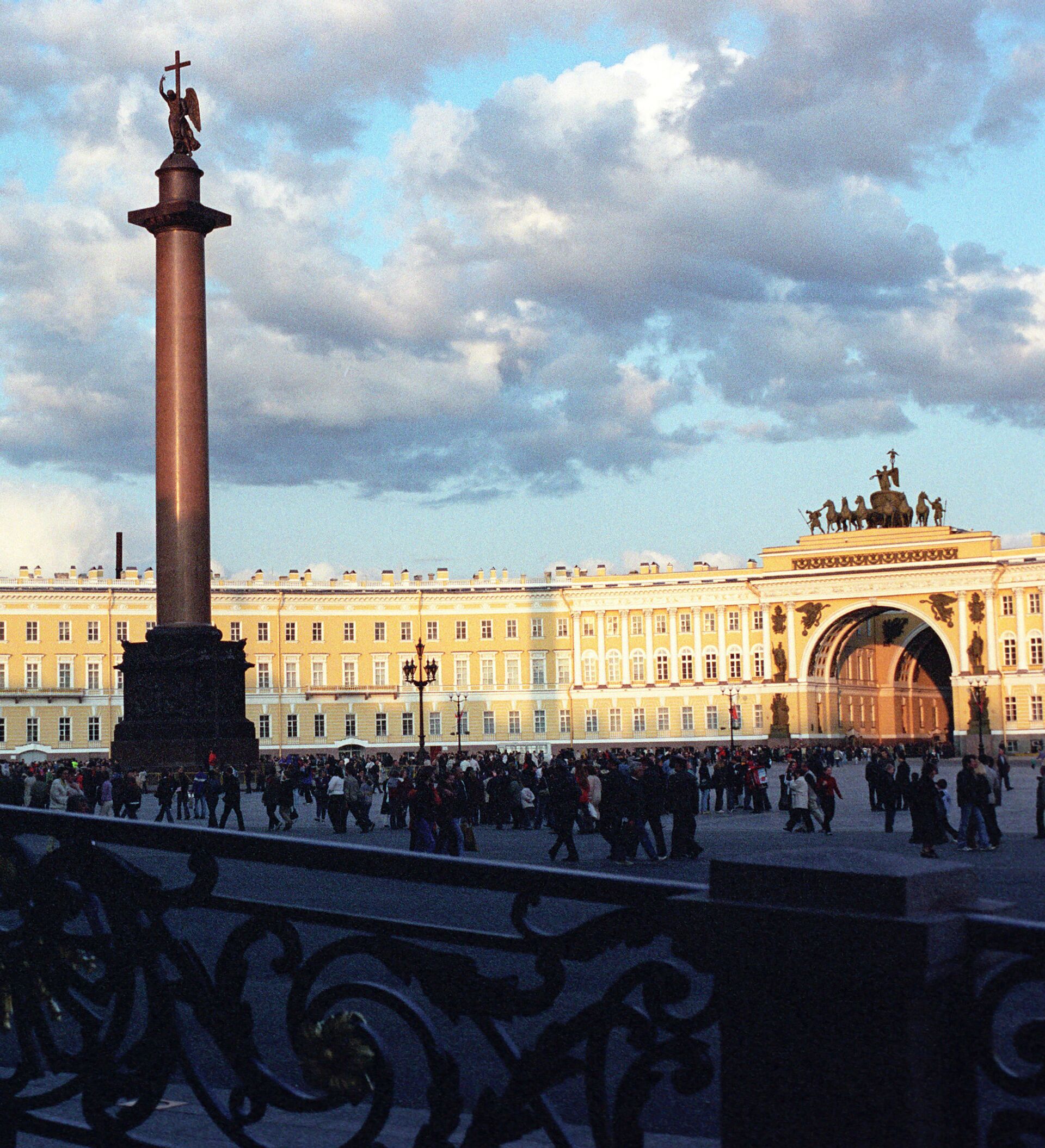 Александровская колонна на дворцовой площади в санкт петербурге