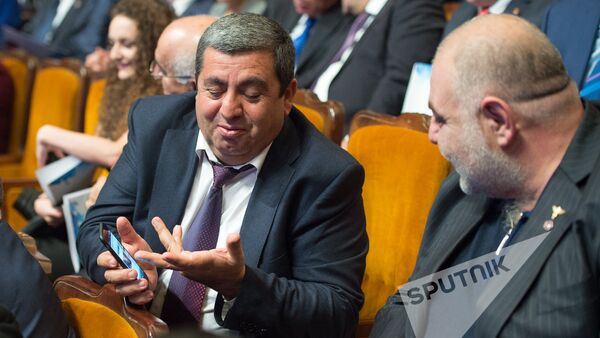 XVI съезд РПА. Аракел Мовсисян показывает на телефоне публикацию СМИ Сейрану Сарояну - Sputnik Армения