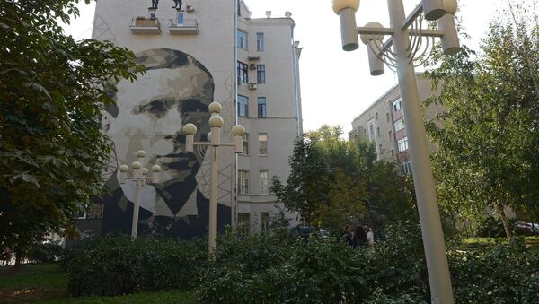 Портрет М.А. Булгакова на фасаде дома в Москве - Sputnik Արմենիա