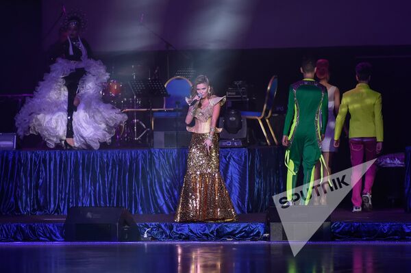 Սառցե շոուին մասնակցում էր նաև երգչուհի Քսենոնան, որը բեմ դուրս եկավ վառ ոսկեգույն զգեստով - Sputnik Արմենիա