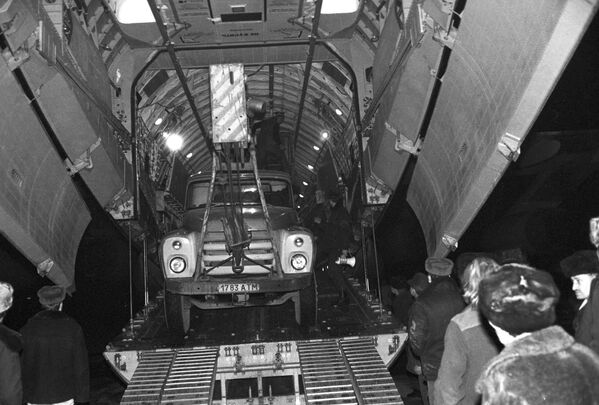 Տեխնիկայի բեռնումը ԻԼ-76 ինքնաթիռ ՝ երկրաշարժից տուժած շրջաններ ուղարկելու համար - Sputnik Արմենիա