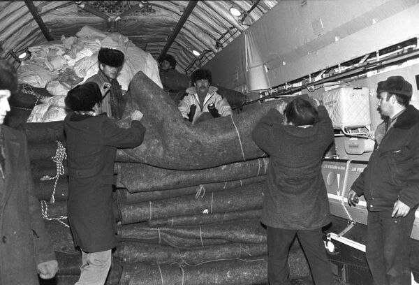 Երկրաշարժից հետո անօթեւան մնացած հայաստանցիների համար մարդասիրական օգնություն տեղափոխող ինքնաթիռի բեռնումը - Sputnik Արմենիա