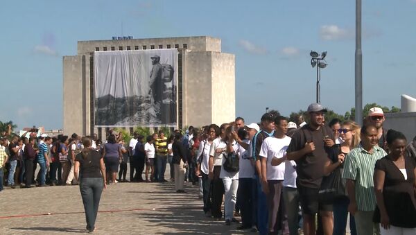 Спутник_Тысячи кубинцев выстроились в очередь для прощания с Фиделем Кастро в Гаване - Sputnik Армения