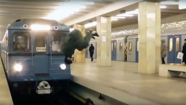 Сумасшедшее сальто перед поездом в московском метро - Sputnik Армения