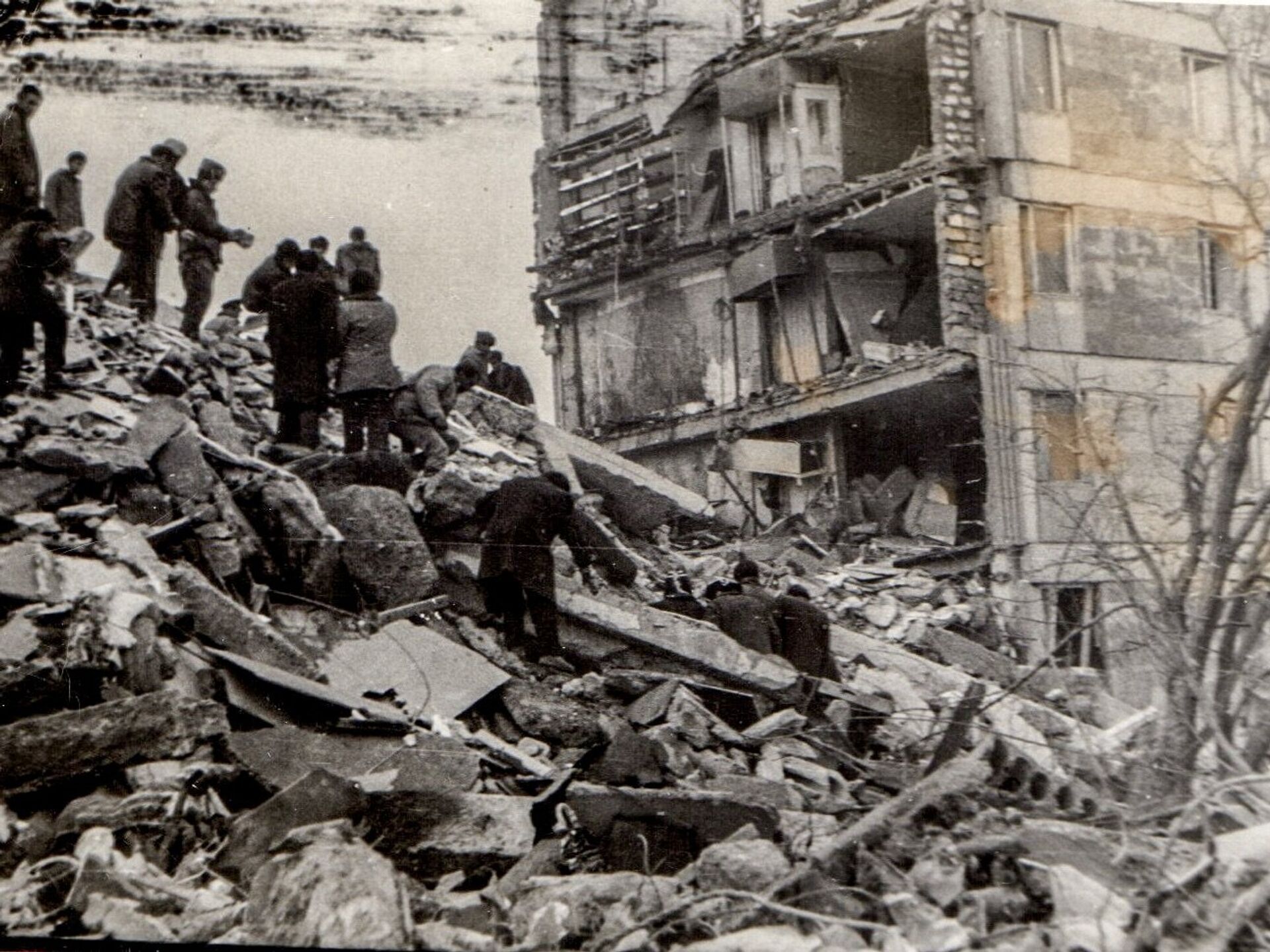 В каком году было сильное землетрясение. Гюмри землетрясение 1988. Спитак землетрясение 1988. Землетрясение в Армении в 1988. Спитак и Ленинакан землетрясение.