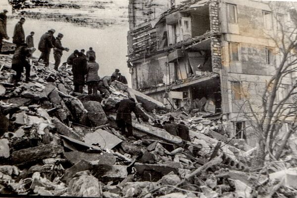 Последствия Спитакского землетрясения, произошедшего 7 декабря 1988 года Последствия Спитакского землетрясения, произошедшего 7 декабря 1988 года - Sputnik Армения