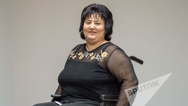 Руководитель филиала Союза инвалидов Пюник в Гюмри Армине Никогосян, пострадавшая в результате землетрясения - Sputnik Армения