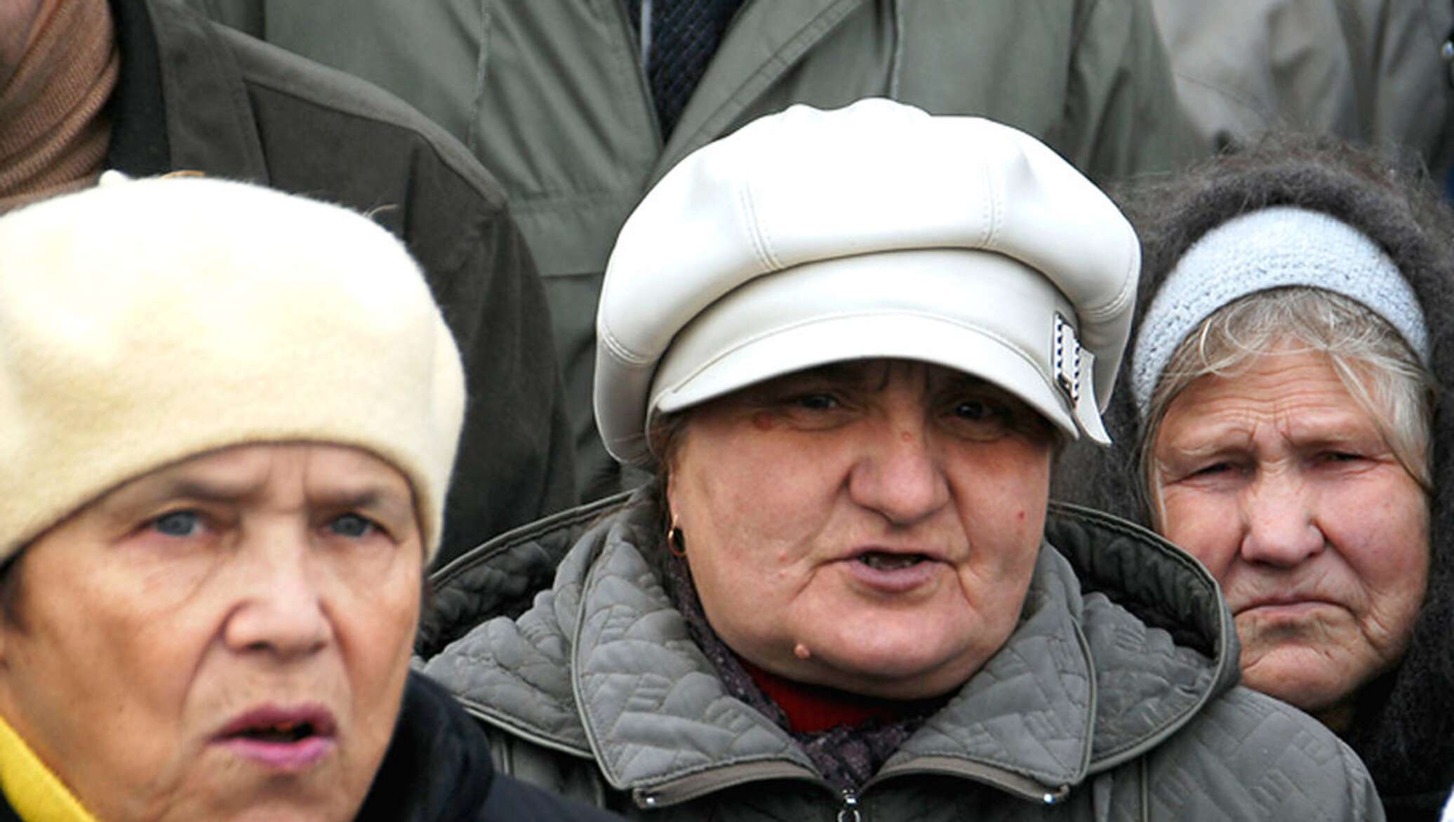 Российская федерация пенсионеры. Пенсионеры возмущены. Недовольные пенсионеры. Бабки на митинге. Российские пенсионеры.
