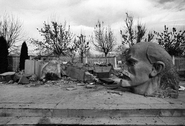 Разрушенный землетрясением памятник В.И. Ленину - Sputnik Армения