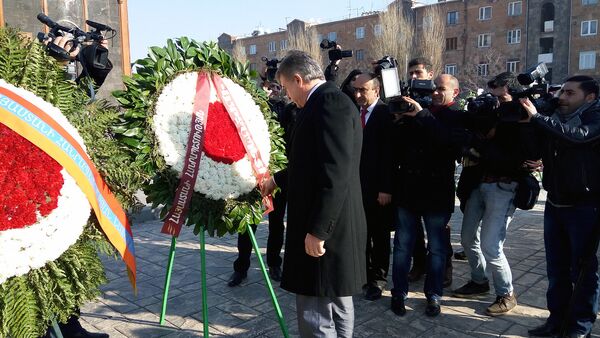 Премьер-министр Армении Карен Карапетян почтил память жертв Спитакского землетрясения - Sputnik Արմենիա