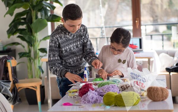 Кафе #2 в Дилижане. Размик и Медеа Ованнисяны готовят игрушки на Новый год - Sputnik Армения