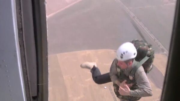 Дмитрий Писаренко прыгнул с парашютом в Таджикистане и после этого оказался в Армении - Sputnik Армения