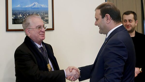 Мэр Еревана Тарон Маргарян наградил Михаила Пиотровского медалью Аргишти - Sputnik Армения