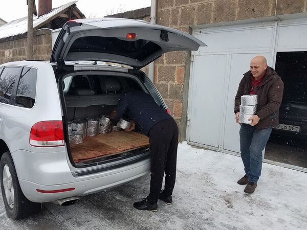 Волонтеры пытаются реализовать продукцию (сыр рокфор) компании Аштарак Кат, после ее банкротства Волонтеры пытаются реализовать продукцию (сыр рокфор) компании Аштарак Кат, после ее банкротства - Sputnik Армения