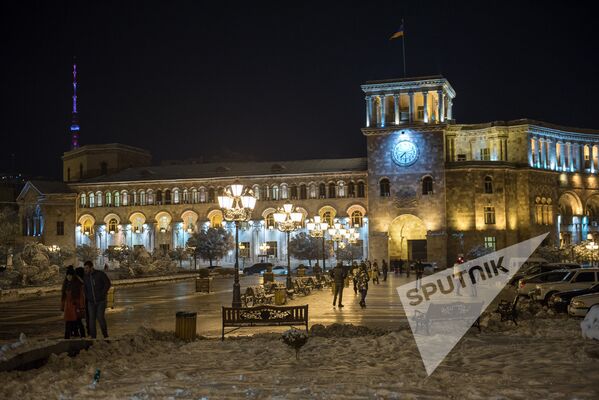 главная площадь Еревана покрыта снегом - Sputnik Армения