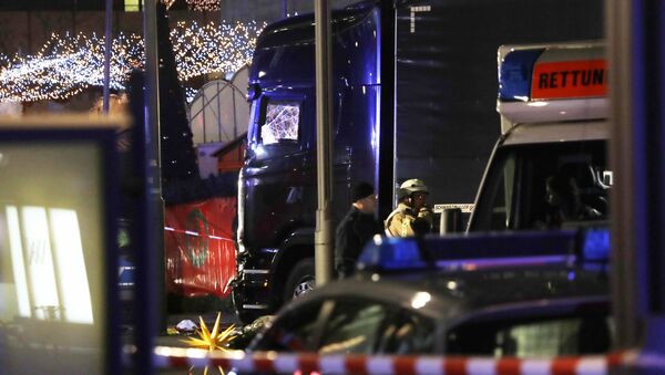 Полицейские и спасатели у грузовика, который врезался в людей у рождественской ярмарки в Берлине - Sputnik Армения