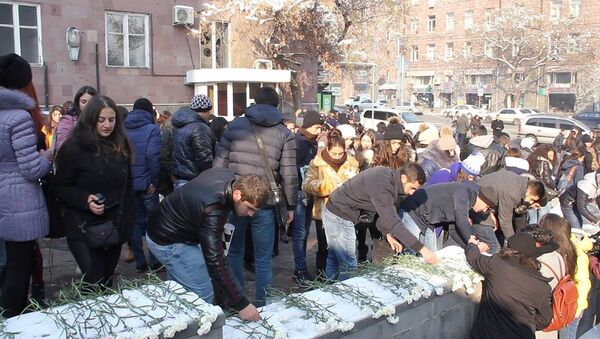 Студенты армянских вузов почтили память Андрея Карлова у посольства Российской Федерации в Армении - Sputnik Армения