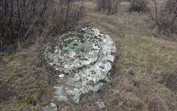Десятки тщательно обработанных загадочных камней обнаружено в Нагорном Карабахе - Sputnik Армения