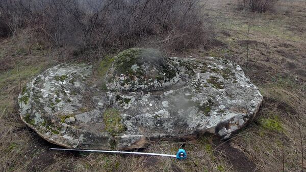 Десятки тщательно обработанных загадочных камней обнаружено в Нагорном Карабахе - Sputnik Արմենիա