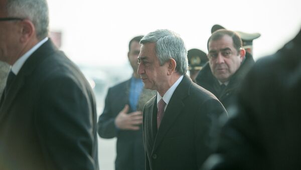 Президент Армении Серж Саргсян в аэропорту Звартноц встретил президента ИРИ Хасана Роухани - Sputnik Արմենիա