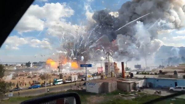 СПУТНИК_Сотни фейерверков в небе и столб дыма - в Мексике взорвался рынок пиротехники - Sputnik Армения
