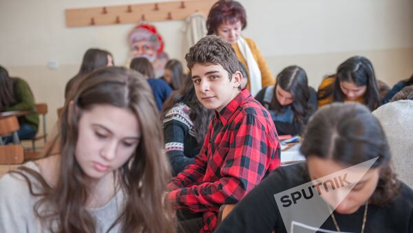 Ученики старших классов и воспитанники детского сада пишут письма армянским солдатам и ровесникам, проживающим в приграничных селах - Sputnik Արմենիա