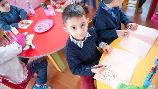 Дети пишут письма армянским солдатам и ровесникам, проживающим в приграничных селах - Sputnik Армения