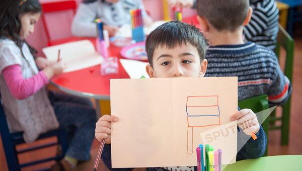 Дети пишут письма армянским солдатам и ровесникам, проживающим в приграничных селах - Sputnik Արմենիա