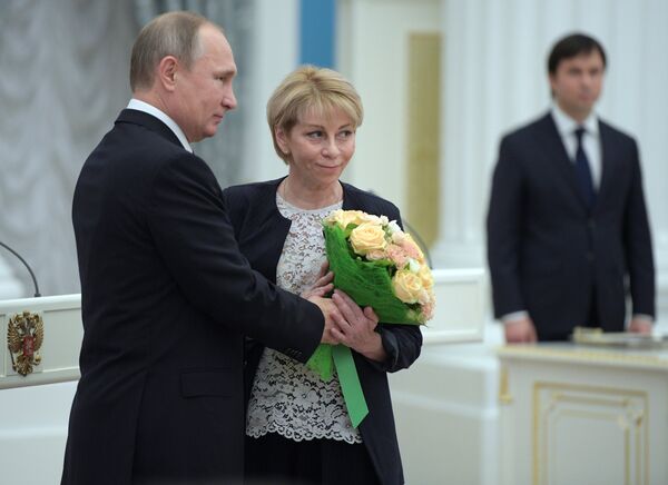 Президент РФ В. Путин вручил Государственные премии за выдающиеся достижения в области благотворительной и правозащитной деятельности Президент РФ В. Путин вручил Государственные премии за выдающиеся достижения в области благотворительной и правозащитной деятельности - Sputnik Армения