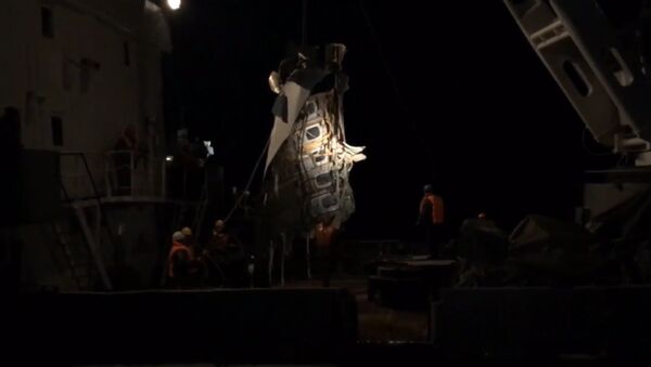 СПУТНИК_Спасатели МЧС подняли из Черного моря часть фюзеляжа Ту-154. Кадры операции - Sputnik Армения