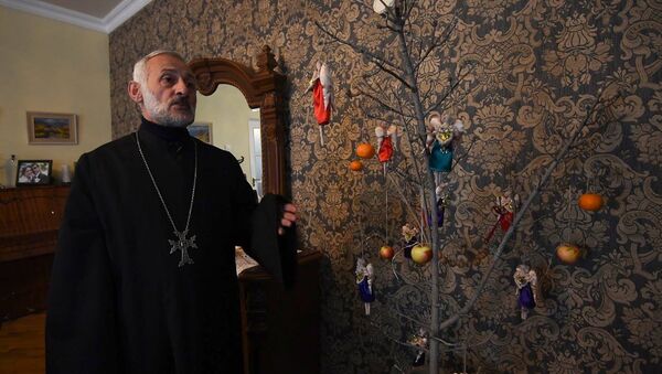 Армянский иерей Бабкен празднует Новый год традиционным способом - Sputnik Армения