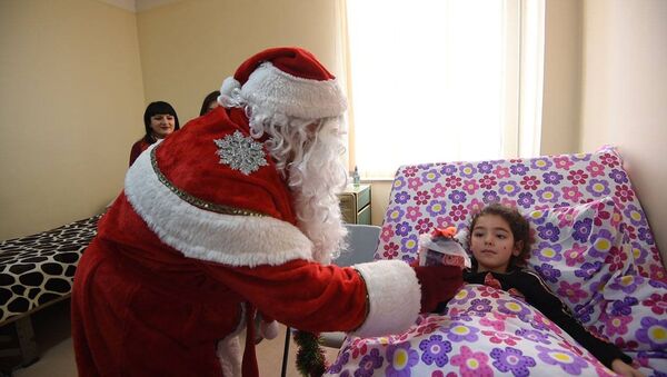 Корреспонденты Sputnik Армения вместе с Дедом Морозом посетили детей в больнице - Sputnik Армения