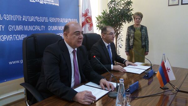 Министр финансов РА Вардан Арамян и мэр Гюмри Самвел Баласанян подписали соглашение - Sputnik Արմենիա