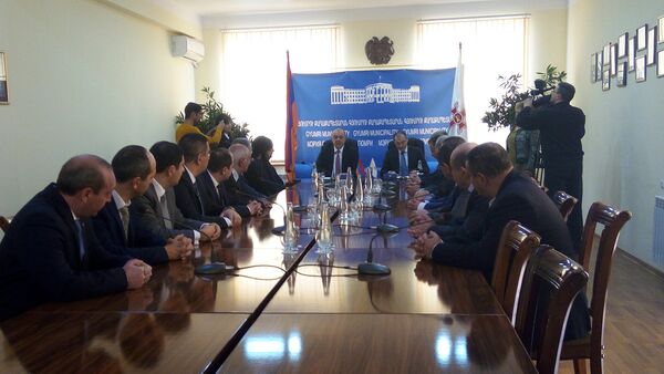 Министр финансов РА Вардан Арамян и мэр Гюмри Самвел Баласанян подписали соглашение - Sputnik Армения