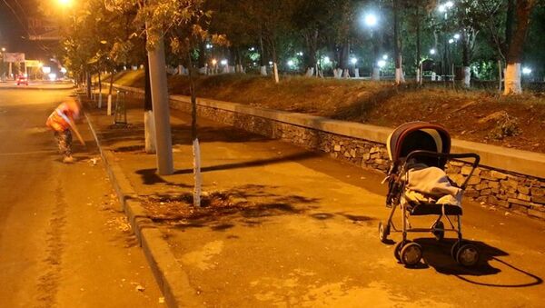 Нарине работает уборщицей по ночам на улицах Еревана с годовалым ребенком - Sputnik Արմենիա