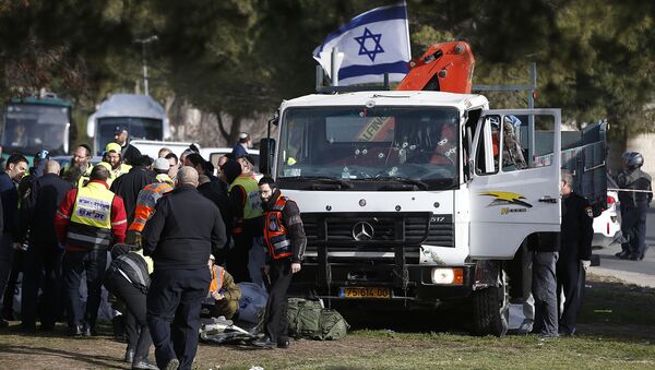 В Иерусалиме неизвестный на грузовике наехал на пешеходов - Sputnik Армения