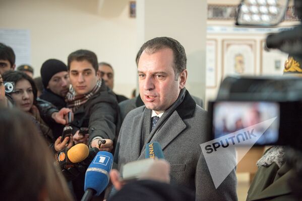 Министр обороны Виген Саргсян на сборном пункте - Sputnik Армения