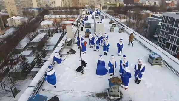 СПУТНИК_Дед Мороз с крыши: как в одной из больниц Москвы поздравили детей с Рождеством - Sputnik Армения