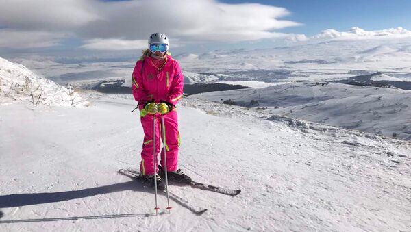 Надежда Оранская в Цахкадзоре катается на лыжах - Sputnik Արմենիա