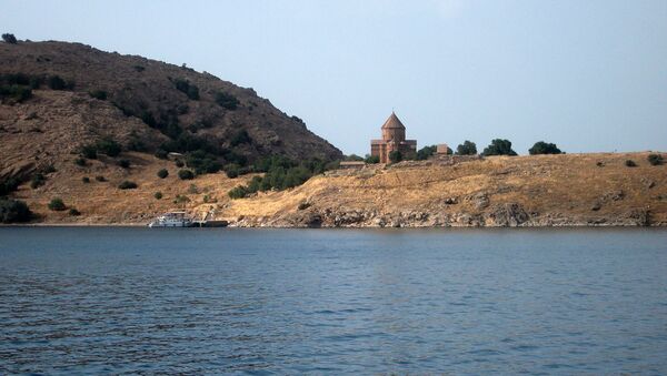 Озеро Ван. Армянская церковь Сурб Хач - Sputnik Армения