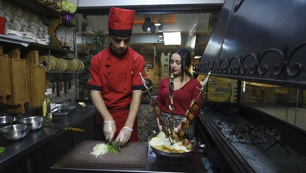 В гостях у шеф-повара: как приготовить армянский шашлык - Sputnik Армения