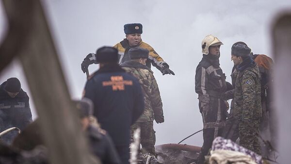 Сотрудники МЧС на месте крушения самолета под Бишкеком - Sputnik Армения