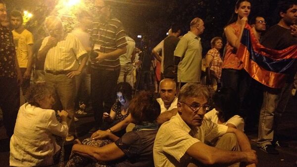 Сидячая акция протеста на проспекте Баграмяна. Фото с места событий. - Sputnik Армения