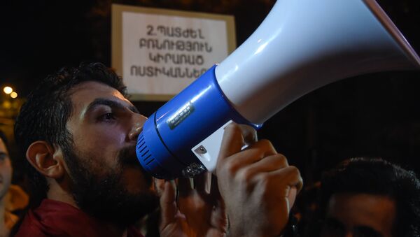 Максим Саркисян, активист движения Нет грабежу на улице Баграмянa - Sputnik Արմենիա